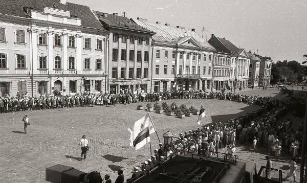 Fotonegatiiv. Laulupeo tule teele saatmise tseremoonia Tartu raekoja platsil (Tallinna XXI üldlaulupeo tule süütamiseks) 1990.a.