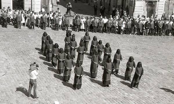 Fotonegatiiv. Laulupeo tule teele saatmise tseremoonia Tartu raekoja platsil (Tallinna XXI üldlaulupeo tule süütamiseks) 1990.a.