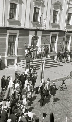 Fotonegatiiv. Laulupeo tule teele saatmise tseremoonia Tartu raekoja platsil (Tallinna XXI üldlaulupeo tule süütamiseks) 1990.a.  similar photo
