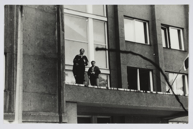 Fotograafid mälestusmärgi „Rukkilill“ avamisel Tartu Linnavolikogu hoone sissepääsu katusel