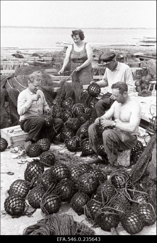 Rannaküla rahvas (võrgupallidega) kalavõrkudega. (H.Leppikson "Kalurikülas")