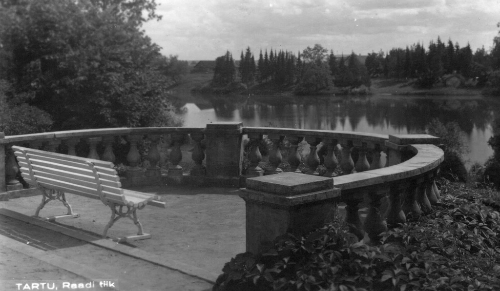 Raadi mõis, Raadi järv. Park, pargipink vaateplatvormil.   Tartu, 1920-1930. Foto H. Ehapalu.