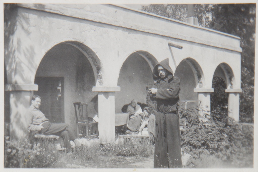 Akseli Gallen-Kallela in a monk´s robe, wife Mary, son Jorma and Mary´s mother Aina Slöör at Tarvaspää´s colonnade, 1928.
