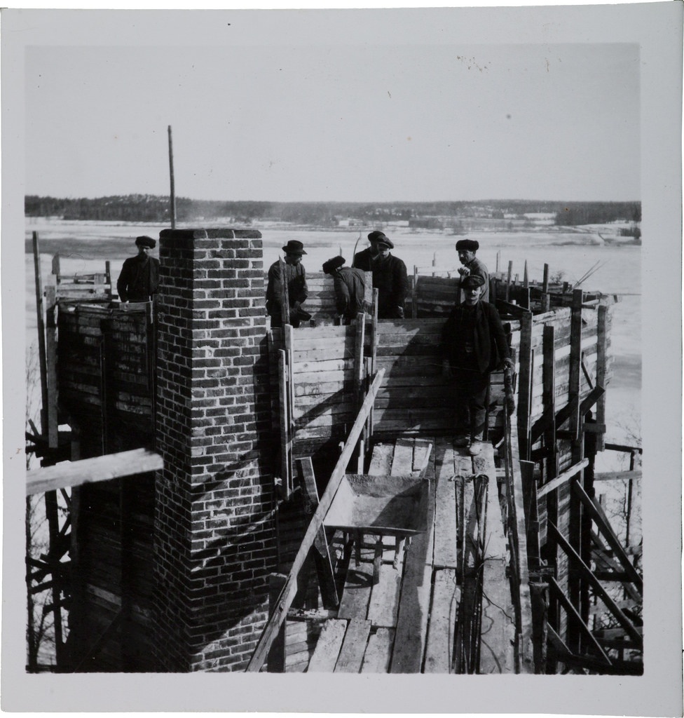 Building of the tower of Tarvaspää in 1912.