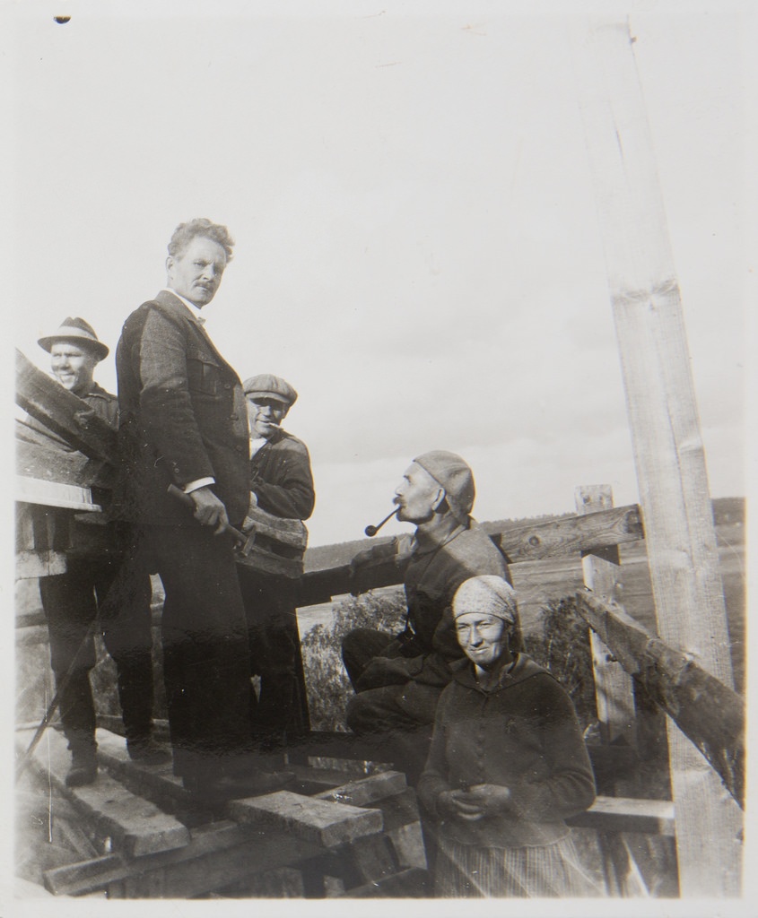 Sculptor Alpo Sailo (2nd from the left), Akseli Gallen-Kallela with a pipe in his mouth and workers on the tower of Tarvaspää, 1927.