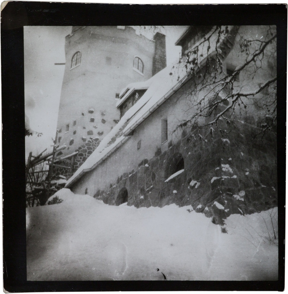 The Tarvaspää atelier house and its tower pictured from the northwest ca. 1910-1920.