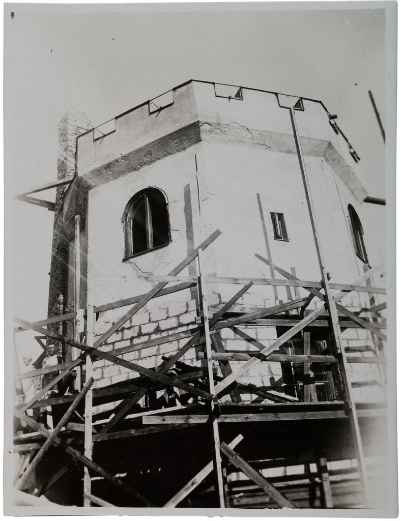 The Tarvaspää atelier house tower under reconstruction ca. 1926-30.