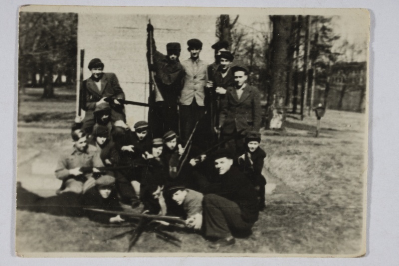 Hugo Treffneri Gümnaasiumi poisid Vabadussõja mälestussamba juures riigikaitseõpetuse tundi pidamas
