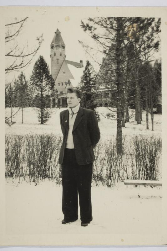 Tarmo Päss talvel Taagepera lossi juures