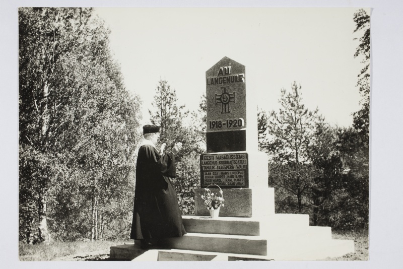 Vaimulik Valter Vaasa Taagepera Vabadussõja mälestussamba taasavamisel Alal õnnistamas