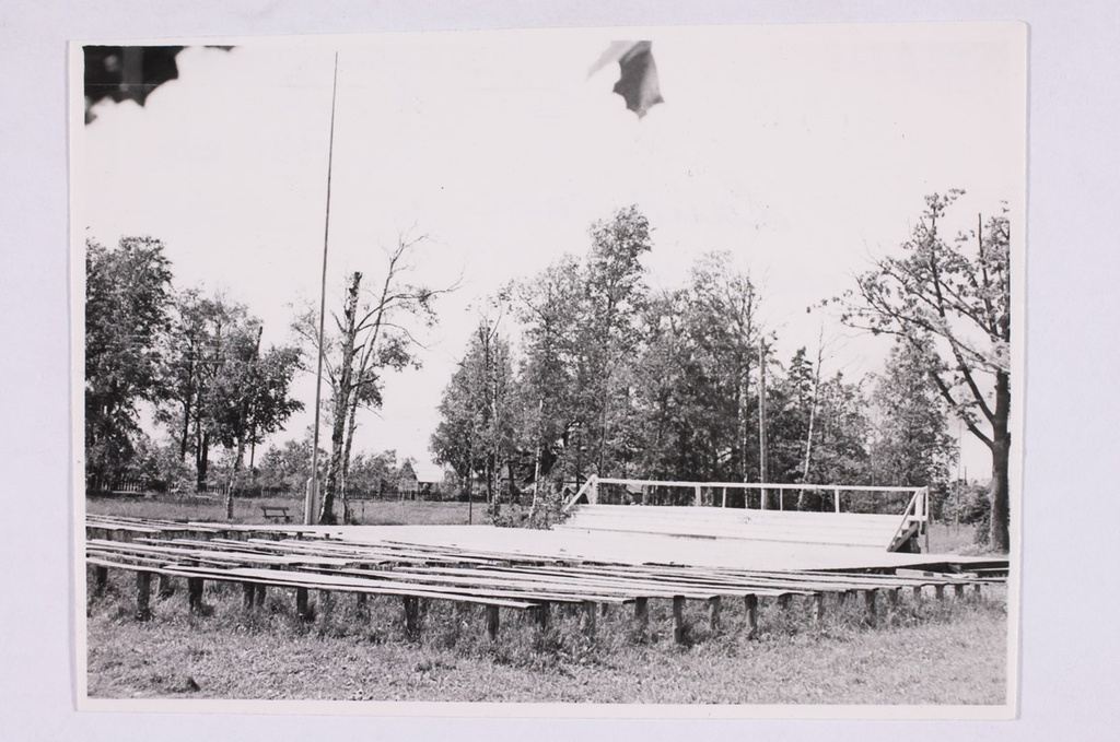 Laululava Lihula alevi pargis.