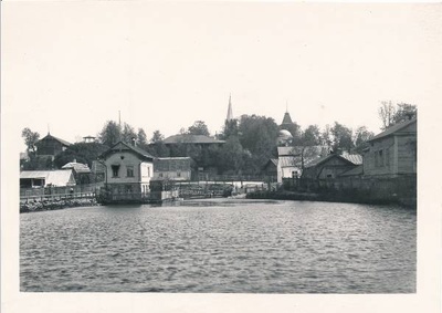 Tartu linnavaade. Meltsi tiik kalakasvatusmajaga. 20. sajandi algus.  duplicate photo