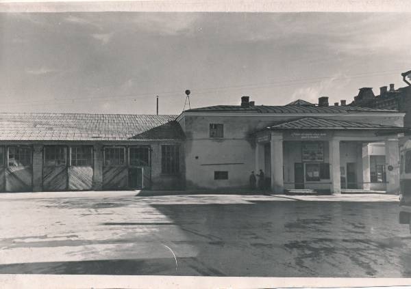 Tartu Autobussi- ja Taksopark (Tiigi 67). Väravavalve hoone, vasakul garaažid. Tartu, 1960.