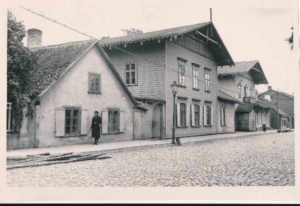 Fotokoopia. Saksa Käsitööliste Seltsi maja Tiigi tänaval. Tartu, 28.09.1939. 
Vaade Tähe (nüüd Struve)  ja Tiigi t nurgalt.