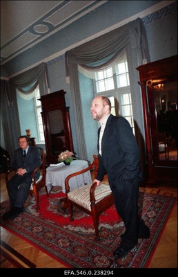 Arhitektuuriajaloolane Ants Hein esitlemas oma raamatut "Palmse" Palmse mõisas.  similar photo