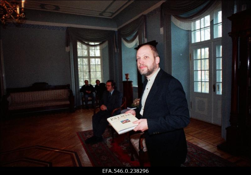 Arhitektuuriajaloolane Ants Hein esitlemas oma raamatut "Palmse" Palmse mõisas.