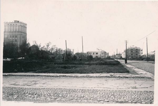 Tiigi ja Pälsoni (Pepleri) t nurk. Otse ees Tiigi t, vasakul veetorn. Tartu, 1958.