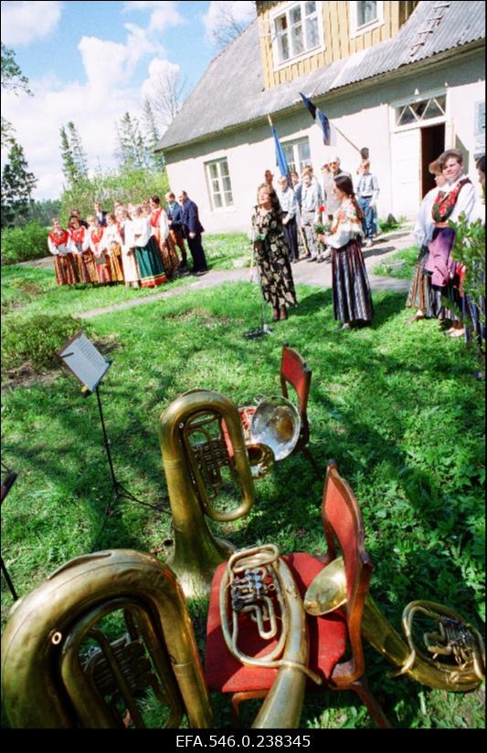 Mälestustahvli avamine Karl Eenpalule Hellama taluhoonel Arukülas.