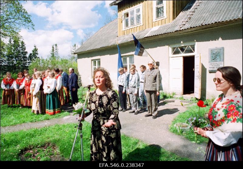 Mälestustahvli avamine Karl Eenpalule Hellama taluhoonel Arukülas.Esiplaanil Anne Eenpalu.
