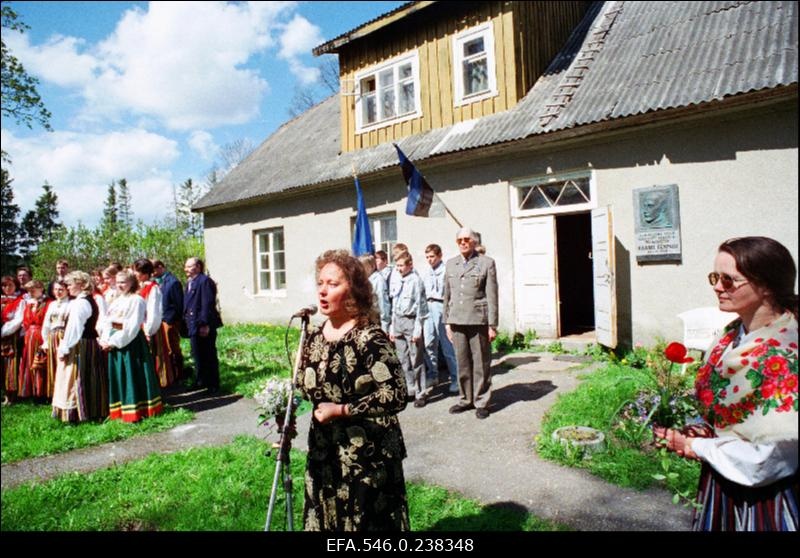 Mälestustahvli avamine Karl Eenpalule Hellama taluhoonel Arukülas. Esiplaanil Anne Eenpalu.