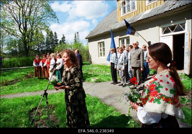 Mälestustahvli avamine Karl Eenpalule Hellama taluhoonel Arukülas.Esiplaanil Anne Eenpalu.