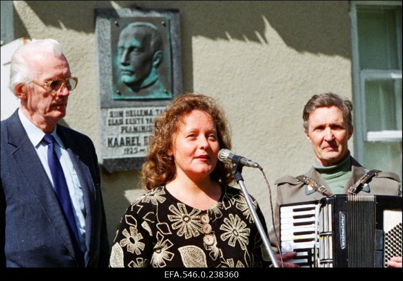 Mälestustahvli avamine Karl Eenpalule Hellama taluhoonel Arukülas.Kõneleb Anne Eenpalu.