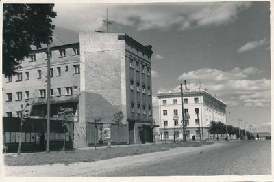 Riia tänav (vaade kesklinna suunas), vasakul Riia t ja Pälsoni t nurk. Tartu, 1957.  duplicate photo