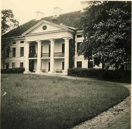 Lihula endine mõisahoone