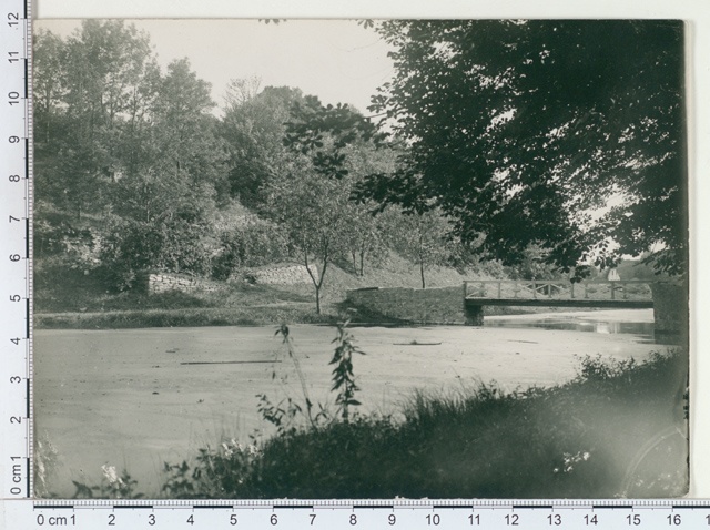 Lihula varemed, ülesse viiv tee