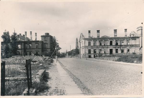 Aia t (Vanemuise t) varemed, paremal fotoserval veetorn. Tartu, 20.07.1946.