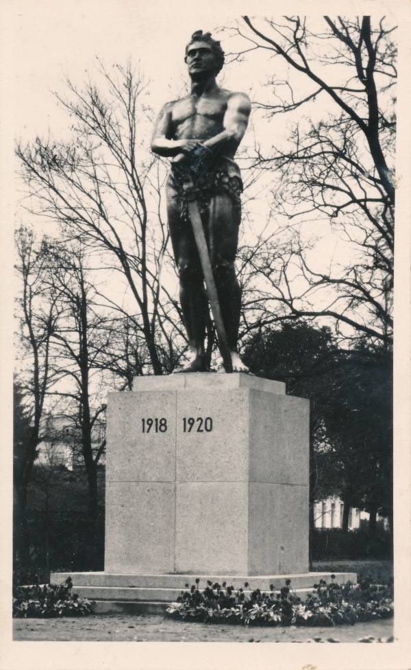 Mälestusmärk: Kalevipoeg Emajõe pargis. Tartu, 1930-1940.