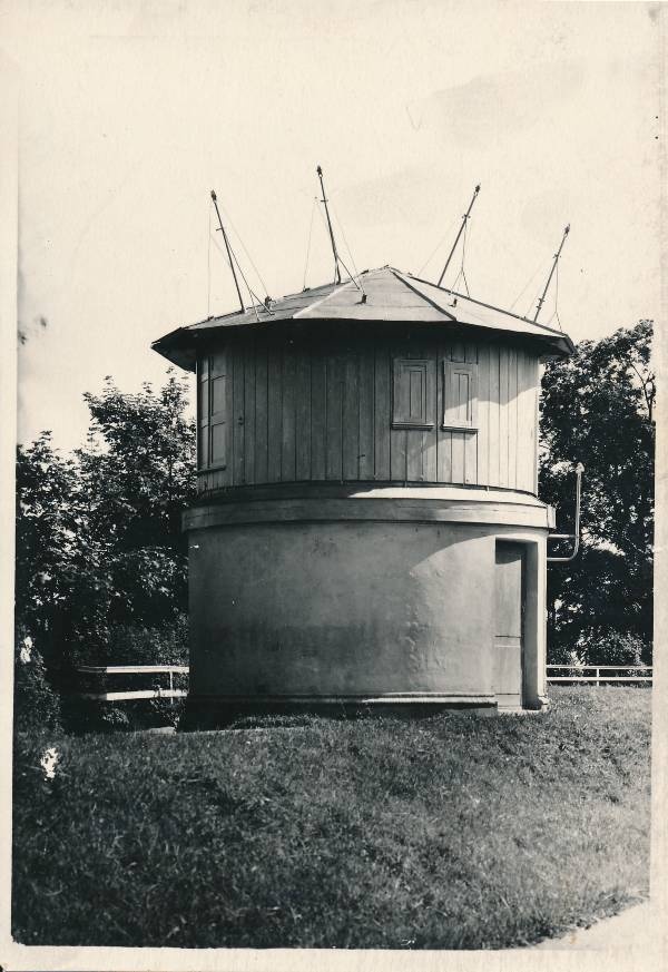 Toomemägi: Petzvali astrograafi paviljon tähetorni juures. Tartu, 1957.