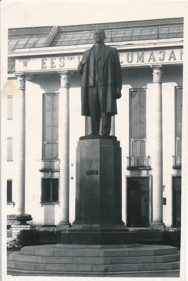 Mälestusmärk: Lenin,  Eesti Põllumajanduse Akadeemia peahoone ees Riia mäel. Tartu, 1957.