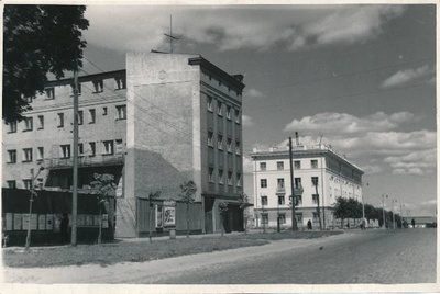Riia tänav (vaade kesklinna suunas), vasakul Riia t ja Pälsoni t nurk. Tartu, 1957.  duplicate photo