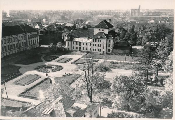 Vanemuise t park ja väike Vanemuine (Vanemuise 45a). Tartu, 1957.
