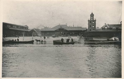Kevadine üleujutus, taga nn väike kaubahoov, paremal pritsimaja. Tartu, 1898.  duplicate photo