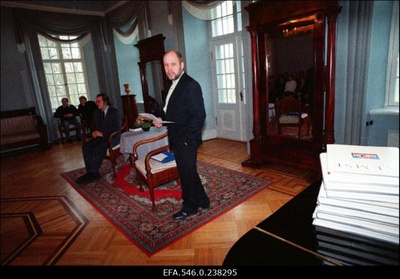 Arhitektuuriajaloolane Ants Hein esitlemas oma raamatut "Palmse" Palmse mõisas.  similar photo