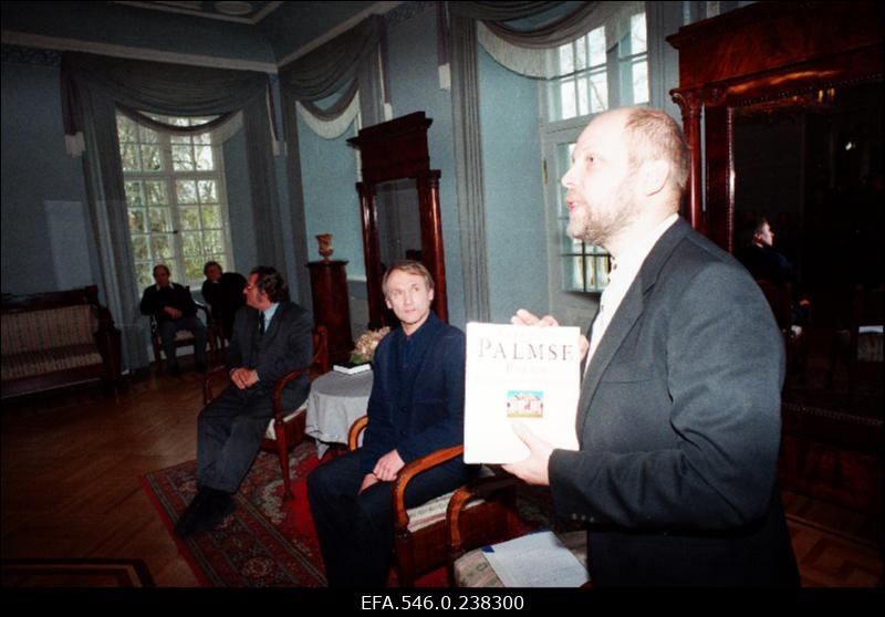 Arhitektuuriajaloolane Ants Hein esitlemas oma raamatut "Palmse" Palmse mõisas.