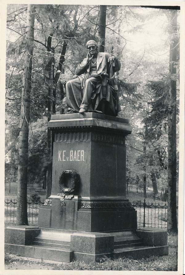 Mälestusmärk: loodus- ja arstiteadlane Karl Ernst von Baer. Tartu, Toomemägi, 1957.