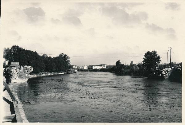 Emajõgi, kalda ääres sillatoed tulevasele kaarsillale. Tartu, 1957.