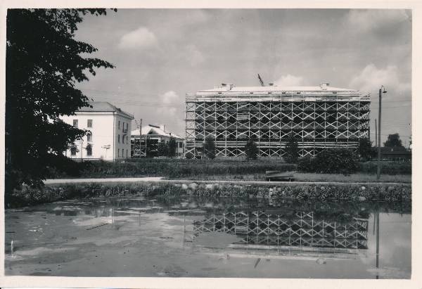Uusehitus Vanemuise 21 ja Vanemuise 25 vahel. Tartu, 1958.