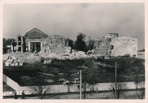 Teater Vanemuine, vana teatrihoone varemete lammutamine. Vaade Riia t poolt. Tartu, 1958.