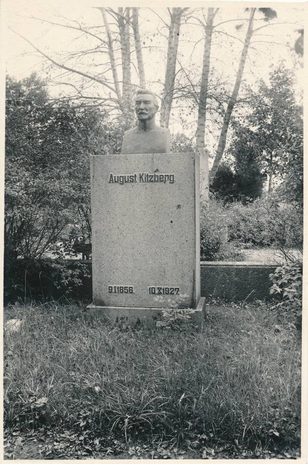 Kirjanik August Kitzbergi haud Maarja kalmistul. Tartu, 1957.