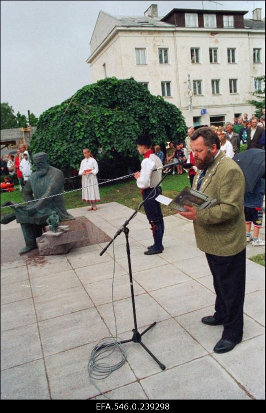 Mati Karmini skulptuuri Carl Robert Jakobsonile avamine Viljandis. Viljandi linnapea Tarmo Loodus (paremal).