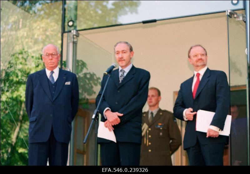 Suurbritannia saatkonna uue hoone (Wismari tänaval) pidulik avamine. Vasakult Eesti president Lennart Meri, Suurbritannia Eesti saadik Timothy Craddock, Suurbritannia välisminister Robin Cook.