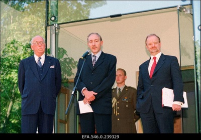 Suurbritannia saatkonna uue hoone (Wismari tänaval) pidulik avamine. Vasakult: Eesti president Lennart Meri, Suurbritannia Eesti saadik Timothy Craddock, Suurbritannia välisminister Robin Cook.  similar photo