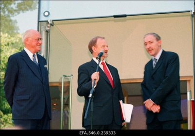 Suurbritannia saatkonna uue hoone (Wismari tänaval) pidulik avamine. Vasakult Eesti president Lennart Meri, Suurbritannia välisminister Robin Cook, Suurbritannia Eesti saadik Timothy Craddock.  similar photo