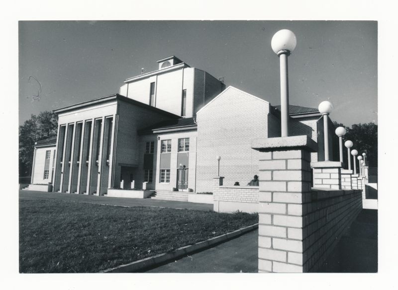 Foto. Lihula uus kultuurimaja 1990.a.  Mustvalge.