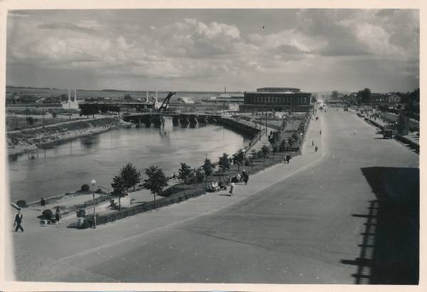 Emajõe paremkallas, taga ajutine sild ja Võidu sild. Tartu, 1958.