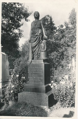 Skulptor August Ludwig Weizenbergi haud Maarja kalmistul. Tartu, 1957.  duplicate photo